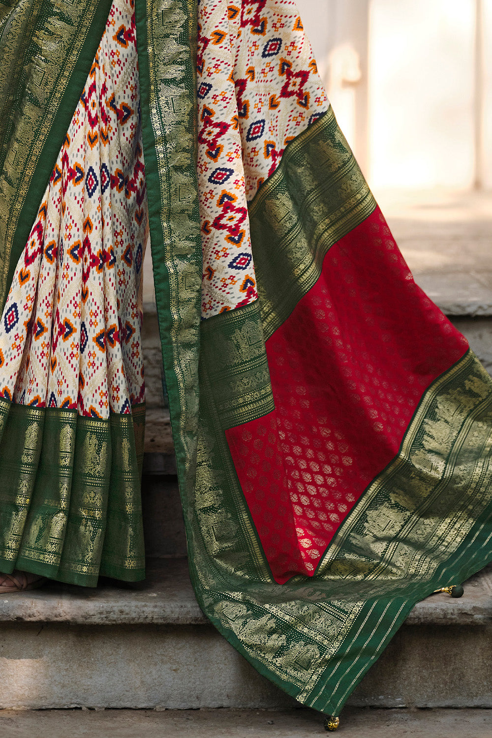 In-Sattva Women's Heritage Handloom Deluxe Tussar Silk Saree; Dark Green