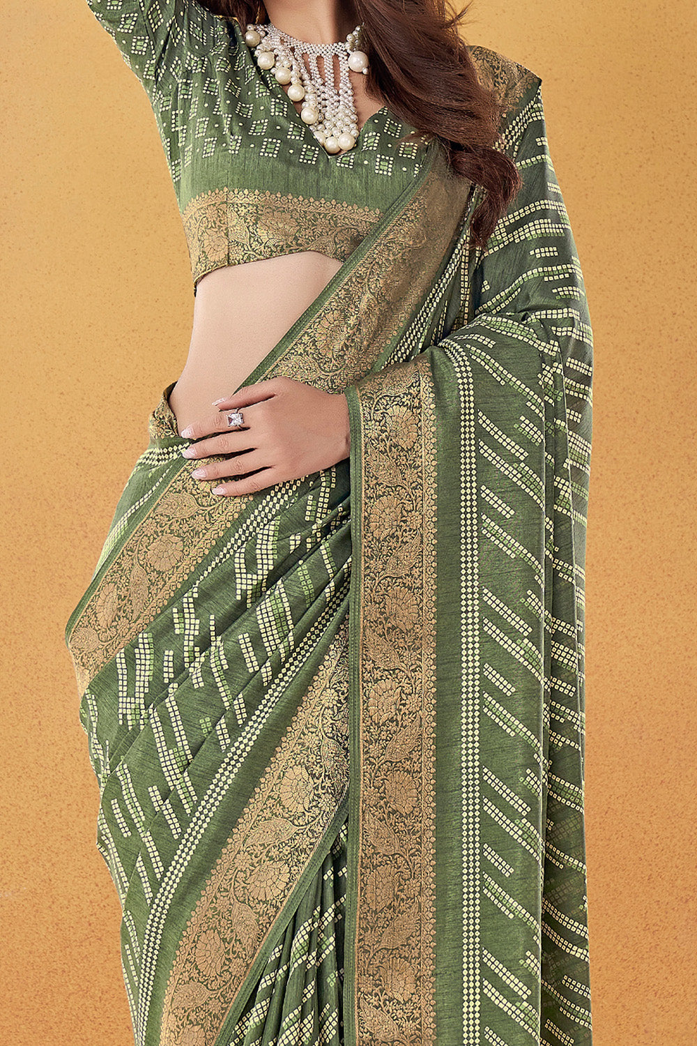 In-Sattva Women's Handloom Bandhni Dola Silk Saree; Clover Green