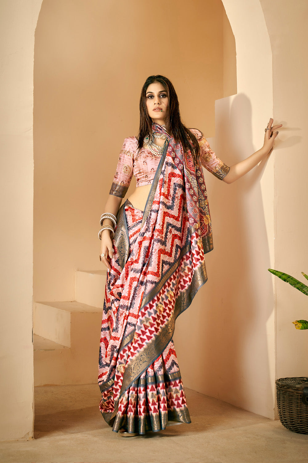 In-Sattva Women's Abstract Print Handloom Dola Silk Saree; Patterned Pink