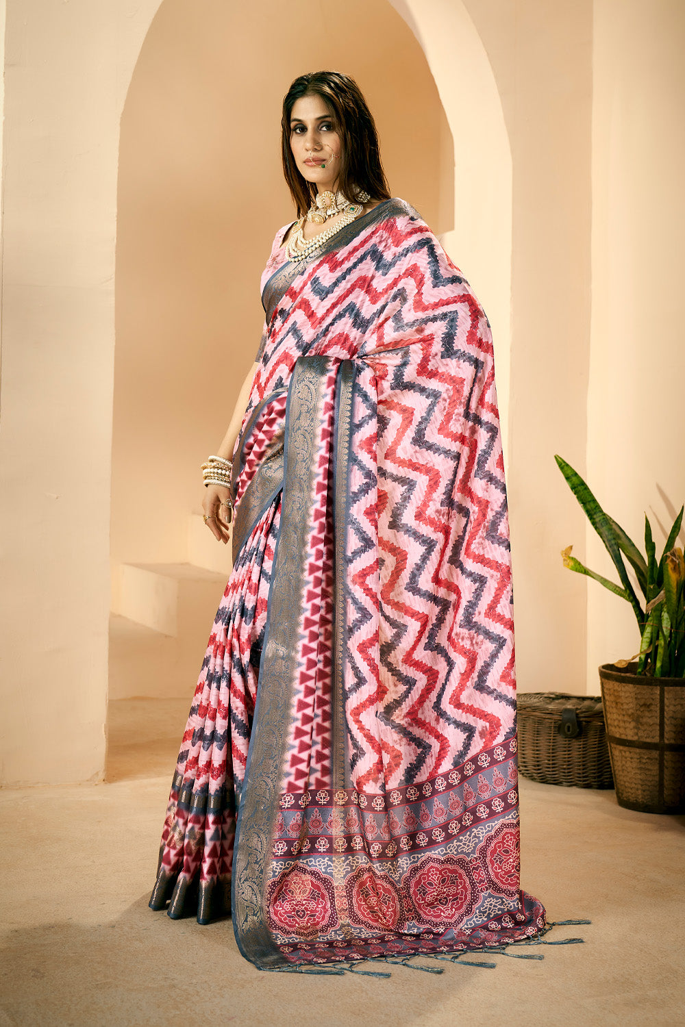 In-Sattva Women's Abstract Print Handloom Dola Silk Saree; Patterned Pink