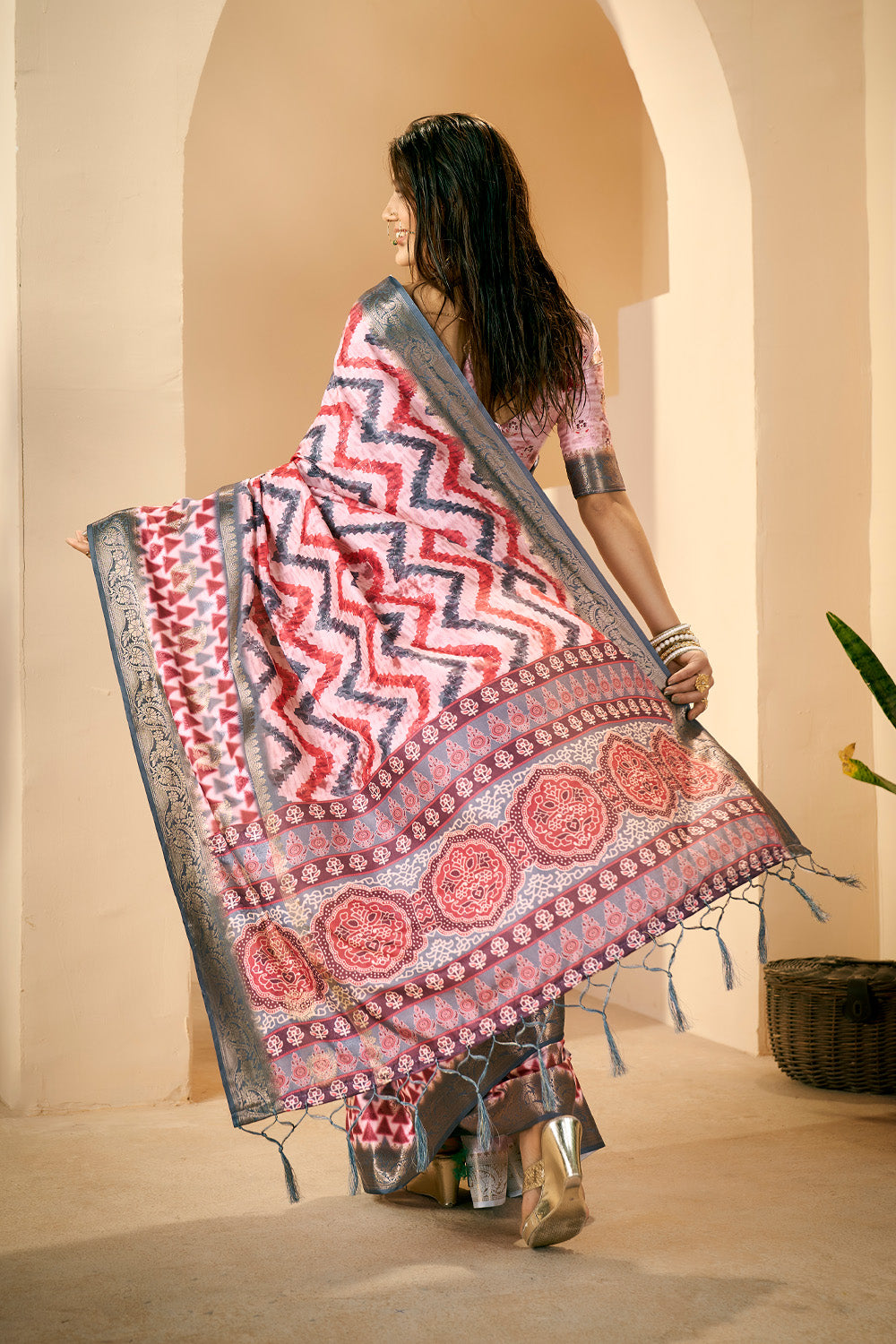 In-Sattva Women's Abstract Print Handloom Dola Silk Saree; Patterned Pink