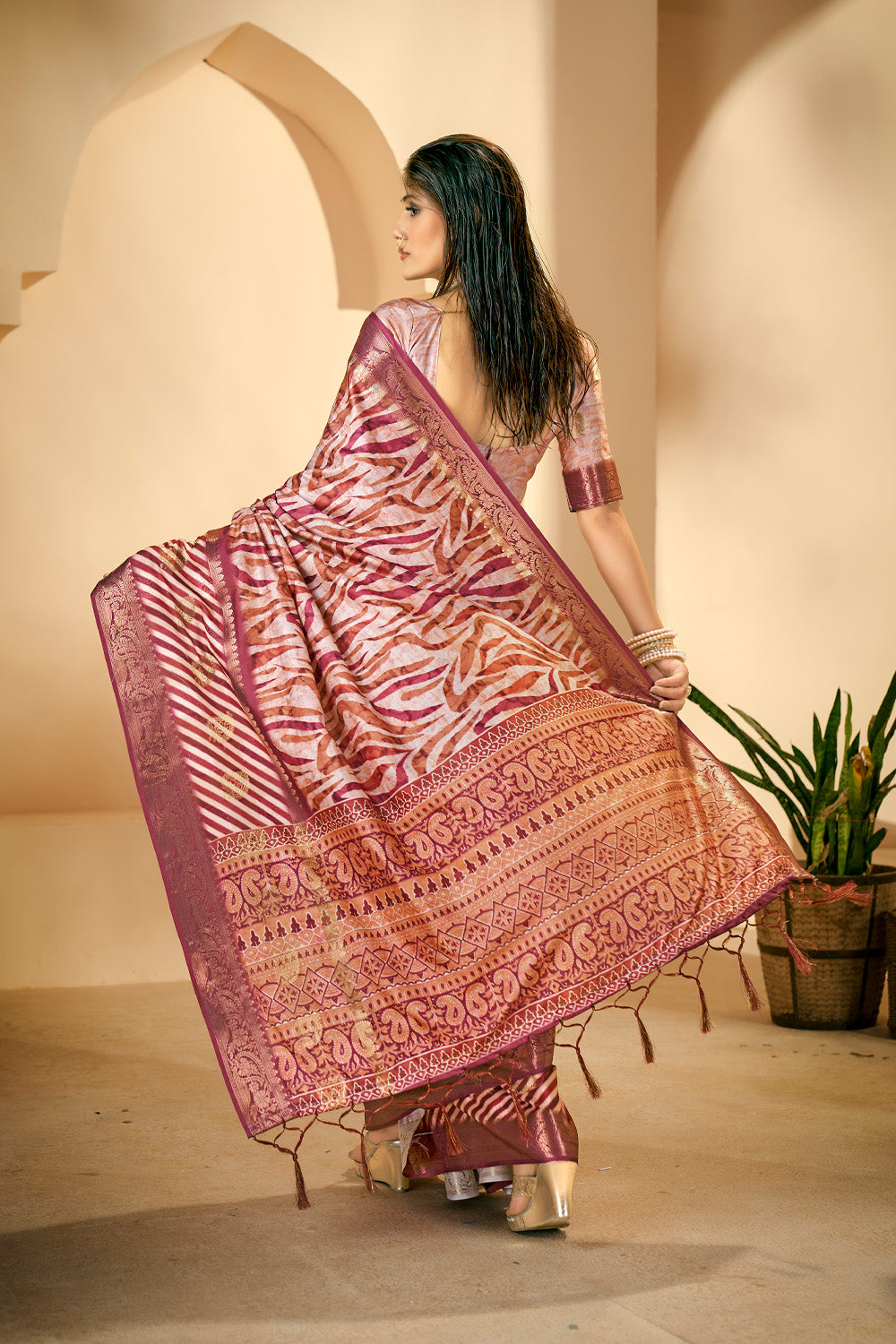In-Sattva Women's Abstract Print Handloom Dola Silk Saree; Blooming Red