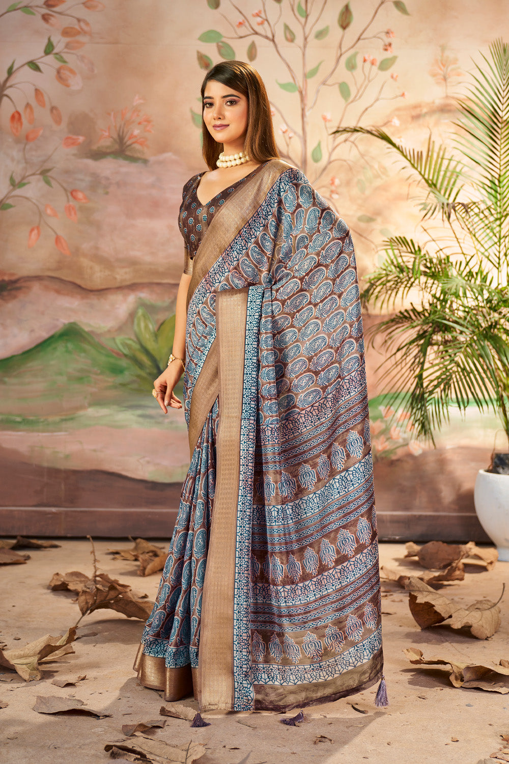 In-Sattva Women's Paisley Print Handloom Dola Silk Saree; Bark Brown