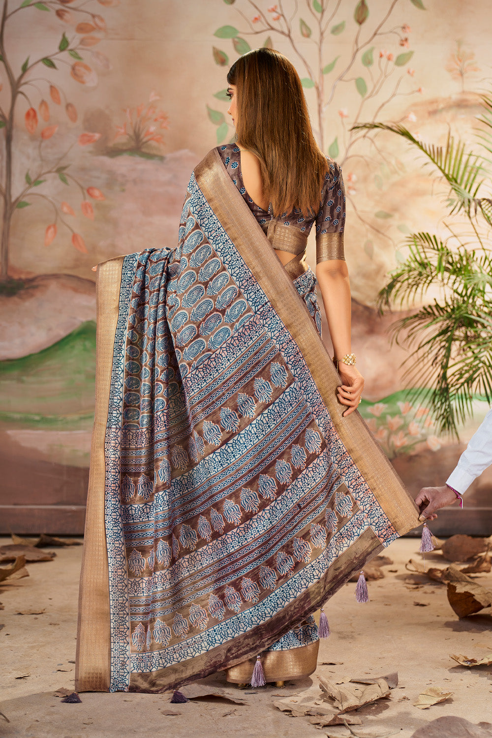 In-Sattva Women's Paisley Print Handloom Dola Silk Saree; Bark Brown