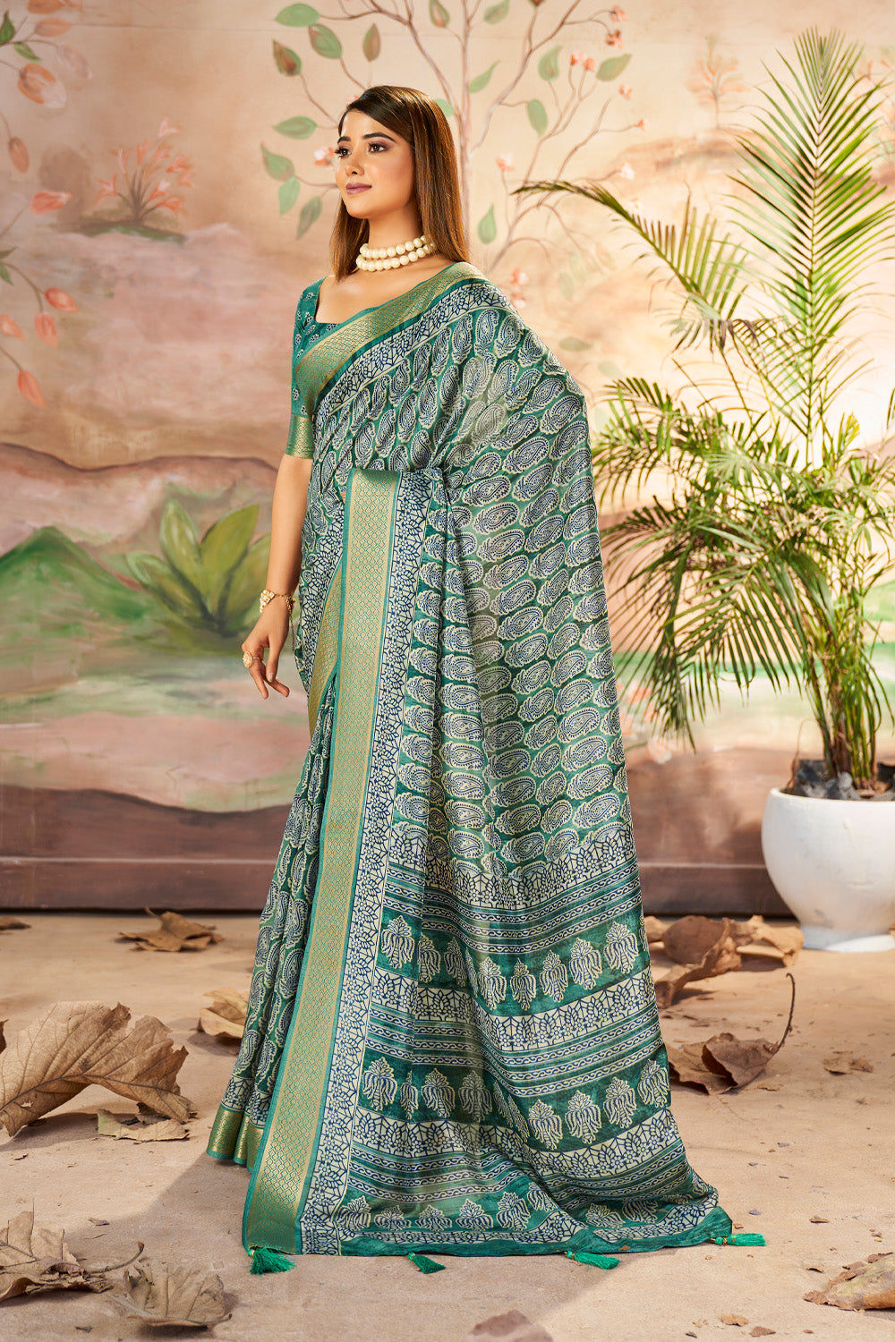 In-Sattva Women's Paisley Print Handloom Dola Silk Saree; Basil Green