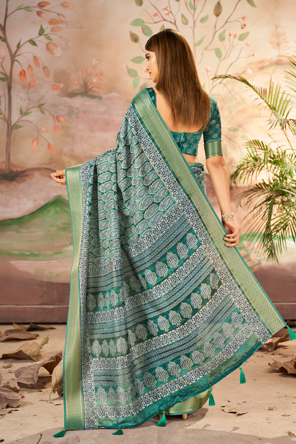 In-Sattva Women's Paisley Print Handloom Dola Silk Saree; Basil Green