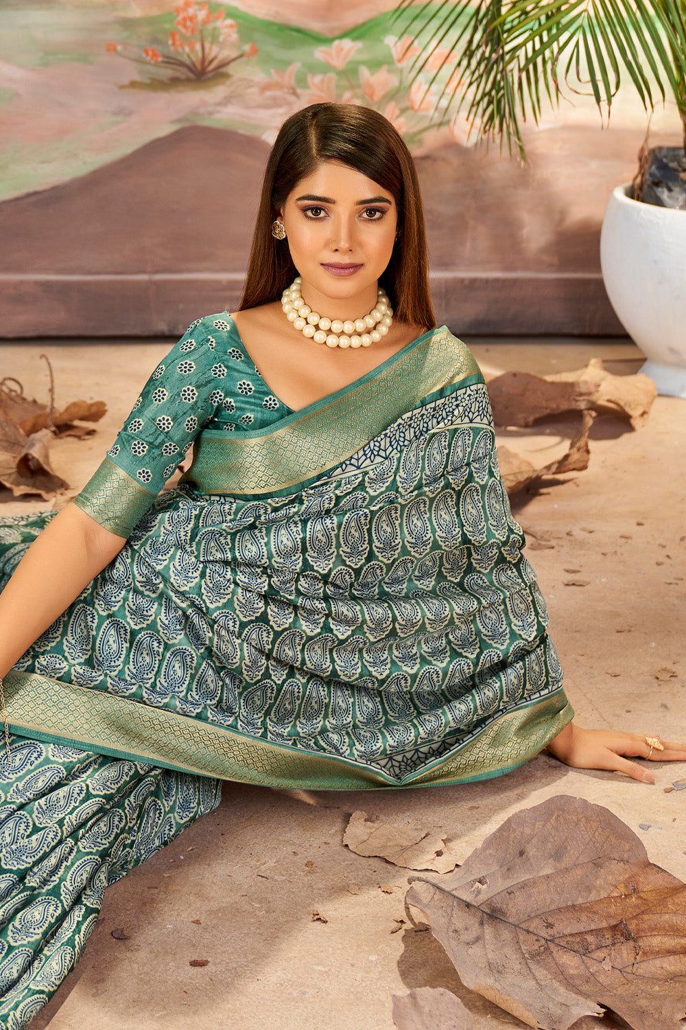 In-Sattva Women's Paisley Print Handloom Dola Silk Saree; Basil Green