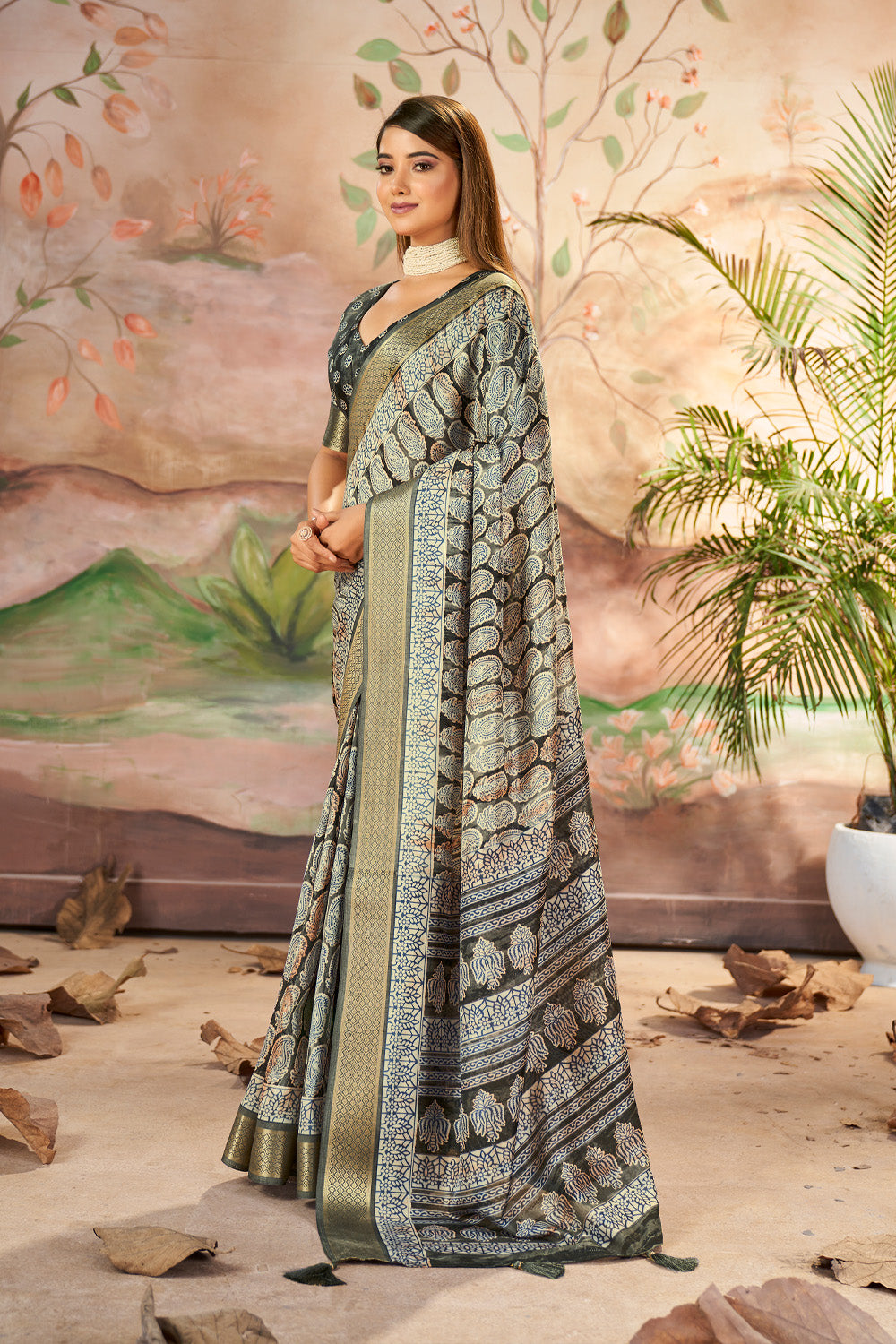 In-Sattva Women's Paisley Print Handloom Dola Silk Saree; Cobra Gray
