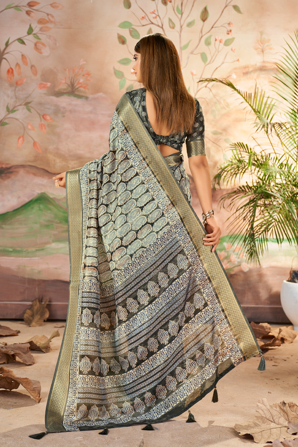 In-Sattva Women's Paisley Print Handloom Dola Silk Saree; Cobra Gray
