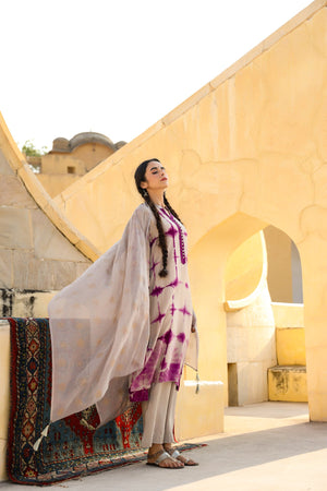 Woman wearing a In-Sattva gray dupatta with gold block print and tassels
