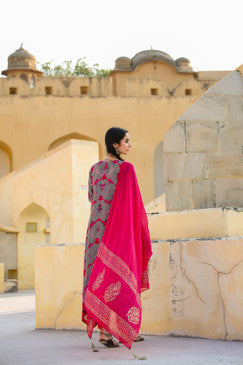 Back view of a woman wearing a In-Sattva magenta dupatta with gold block print and tassels