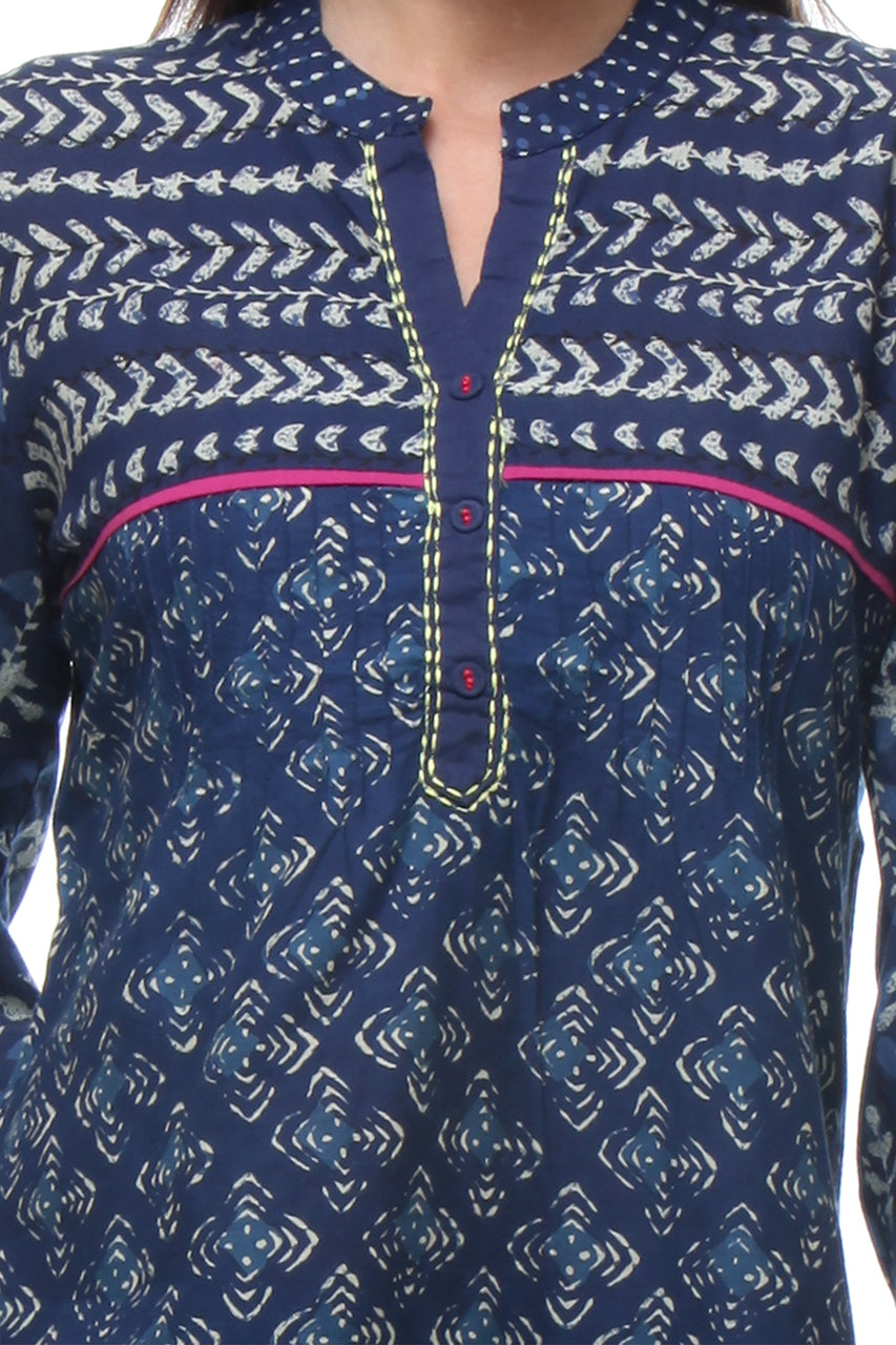 In-Sattva Women's Indian Navy Blue Short Contrasting Print Kurta Tunic Detail