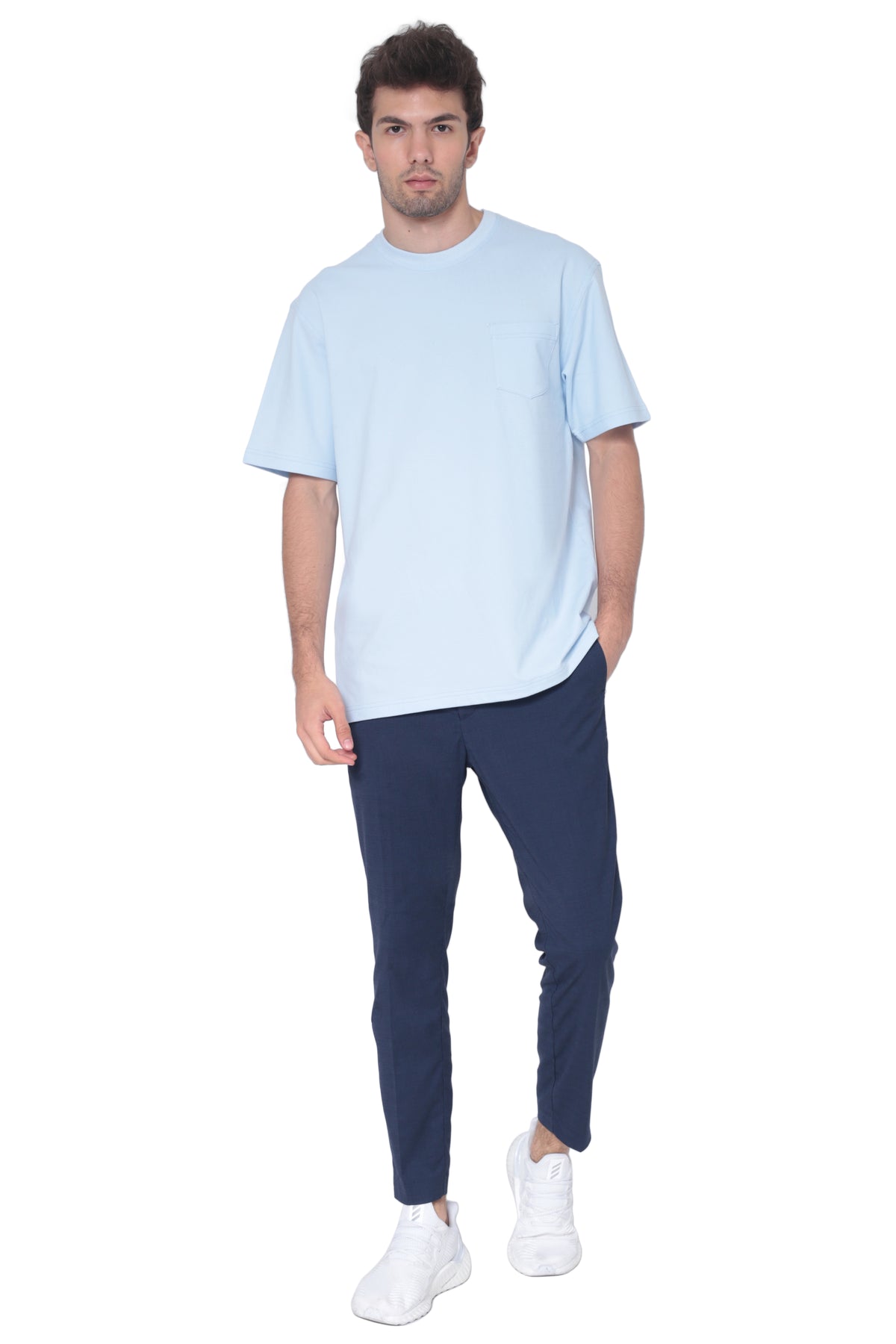 Collar and chest pocket detail on men's light blue breathable cotton round-neck pocket T-shirt