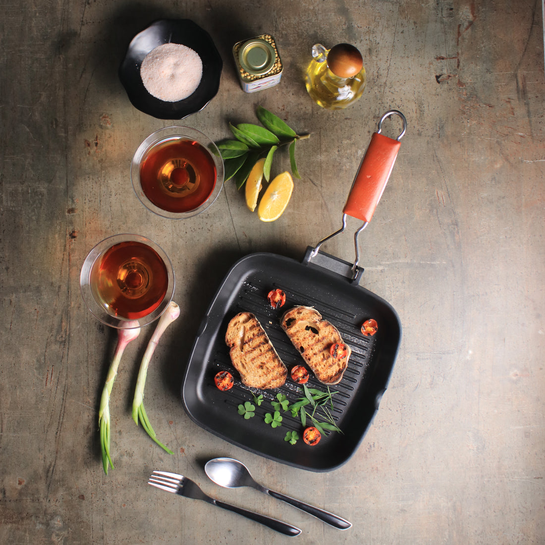 Wonderchef Die Cast Non-Stick Aluminum Wooden Handle Folding Grill Pan, 24cm, Black, top view with food