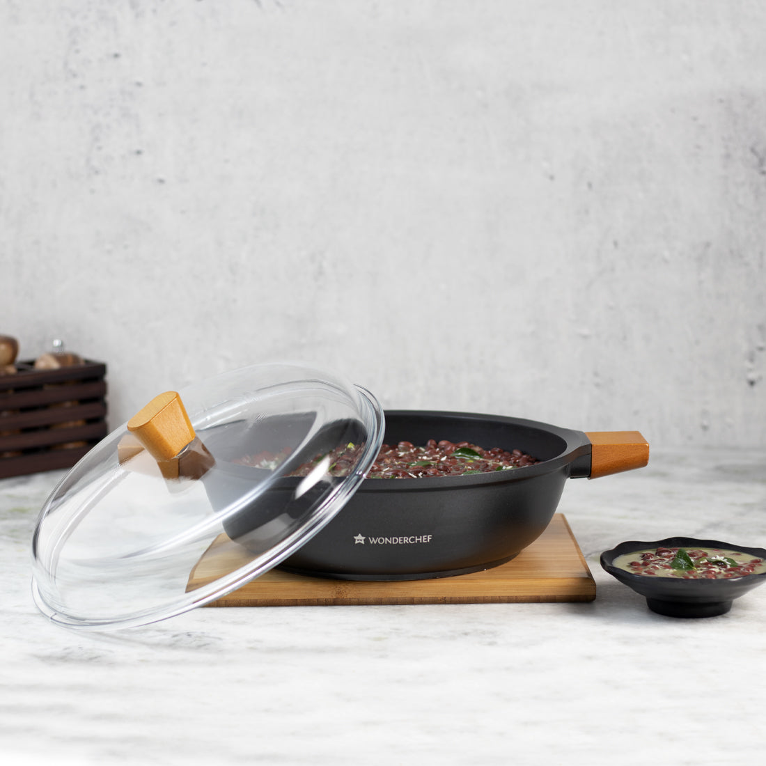 Wonderchef Die Cast Non-Stick Aluminum Shallow Casserole with Lid and Wooden Handle, 28cm, Black