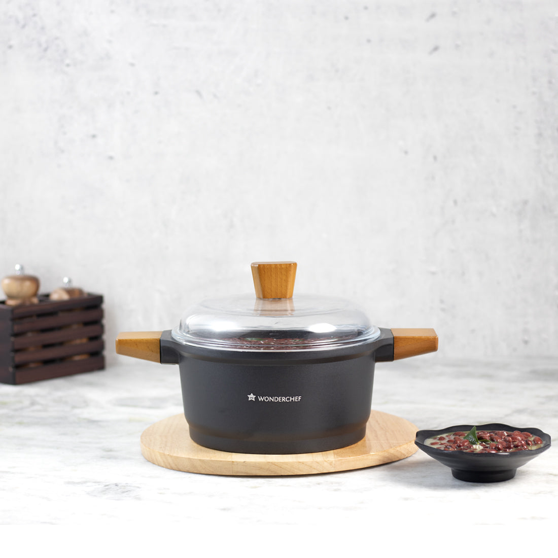 Wonderchef Die Cast Aluminum Casserole with Lid and Wooden Handle, Black