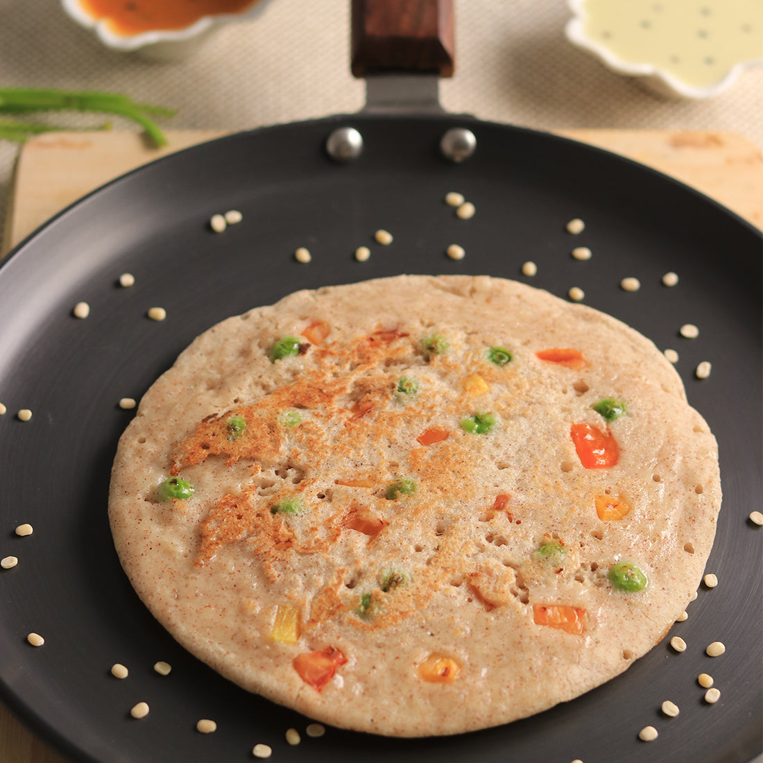 Wonderchef Ebony Non-Stick Dosa Tawa Griddle Pan 26.5cm with Wooden Handle, Black, close-up